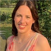 Laureanda in giurisprudenza, impartisce lezioni per italiano, latino, storia, geografia, matematica e scienze